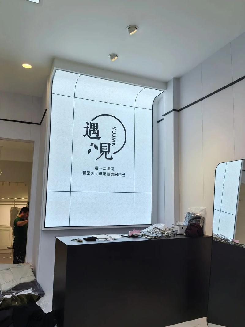 圆弧杜邦纸灯箱 遇见更好的自己，广告设计的边界之美